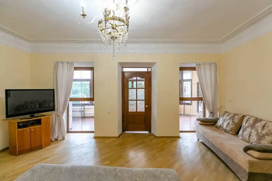 2-комн. у Нарзанной галереи, 110 м², ул. Шаумяна, д. 28 — главное фото квартиры посуточно в Кисловодске