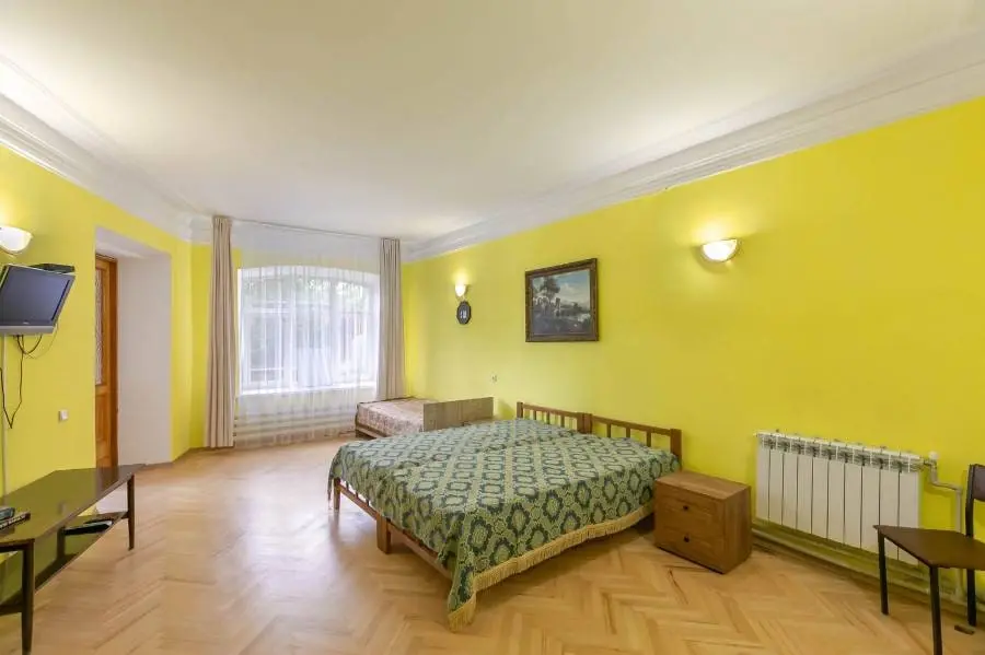 2-комн. у Нарзанной галереи, 110 м², ул. Шаумяна, д. 28 — фото квартиры посуточно в Кисловодске №3