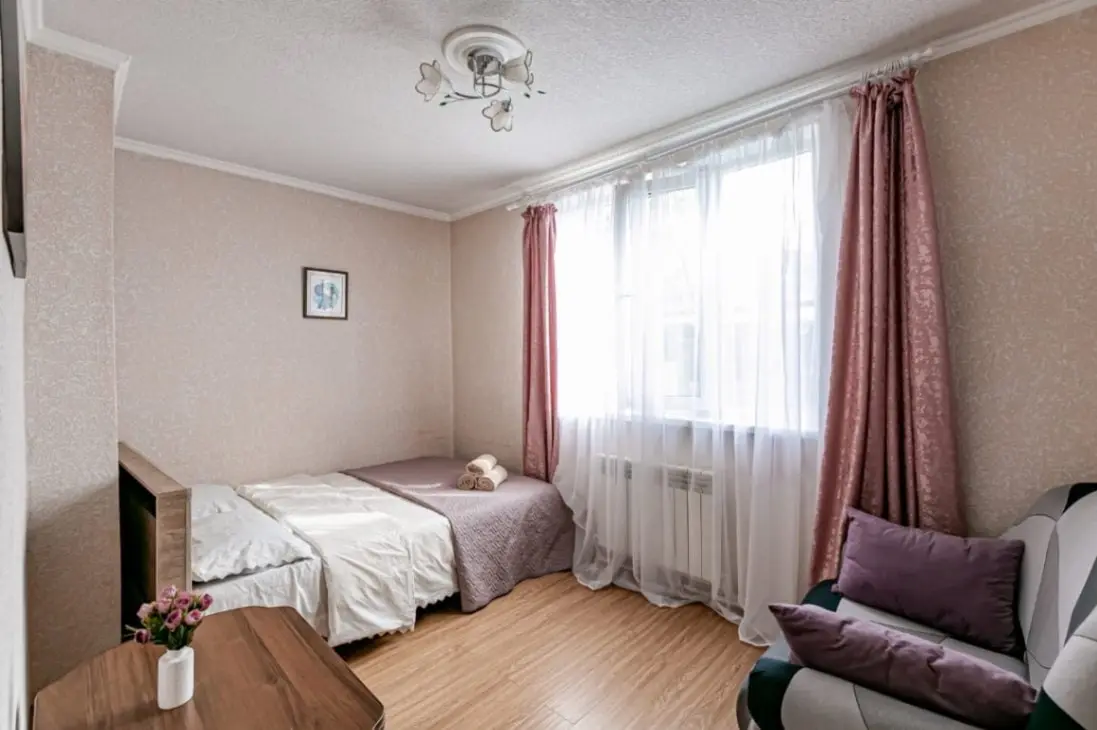 2-комн. у Нарзанной галереи, 40 м², пр. Карла Маркса, 6 — фото квартиры посуточно в Кисловодске №3