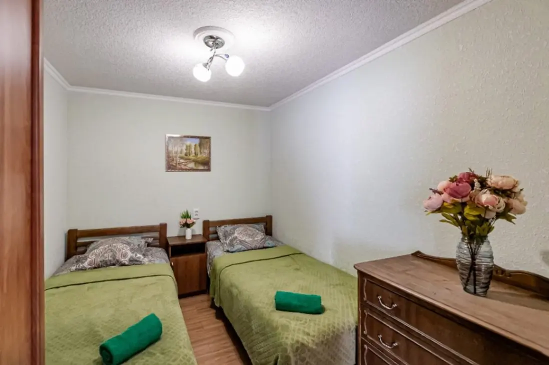 2-комн. у Нарзанной галереи, 40 м², пр. Карла Маркса, 6 — фото квартиры посуточно в Кисловодске №2