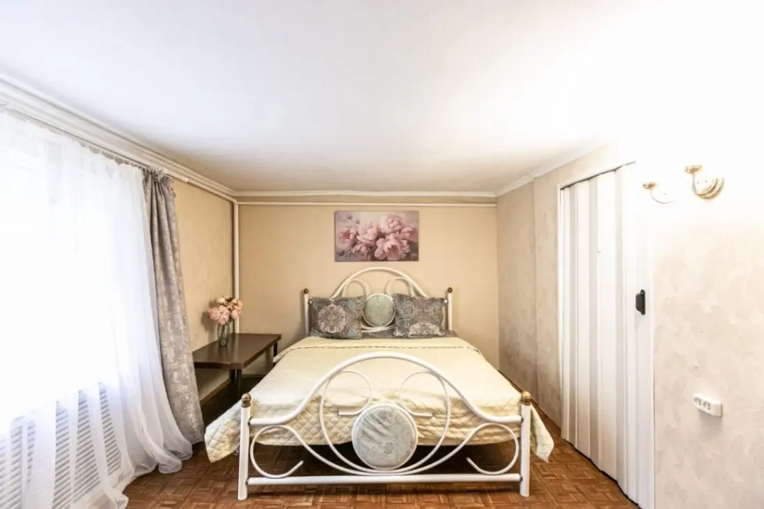 3-комн. у Каскадной лестницы, 70 м², ул. Шаляпина, 12 — главное фото квартиры посуточно в Кисловодске