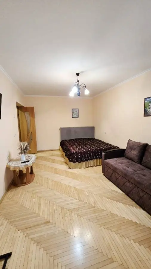 1-комн. в центре Кисловодска, 40 м², ул. Тельмана, д. 15 — главное фото квартиры посуточно в Кисловодске