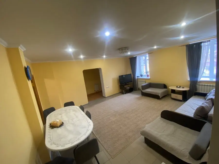 2-комн. в центре Кисловодска, 65 м², ул Алексея Реброва, д 7 — главное фото квартиры посуточно в Кисловодске