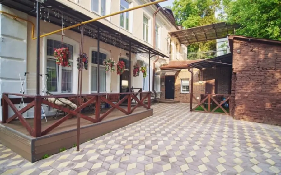 2-комн. у Курортного бульвара, 50 м², ул. Красноармейская, 7 — главное фото квартиры посуточно в Кисловодске