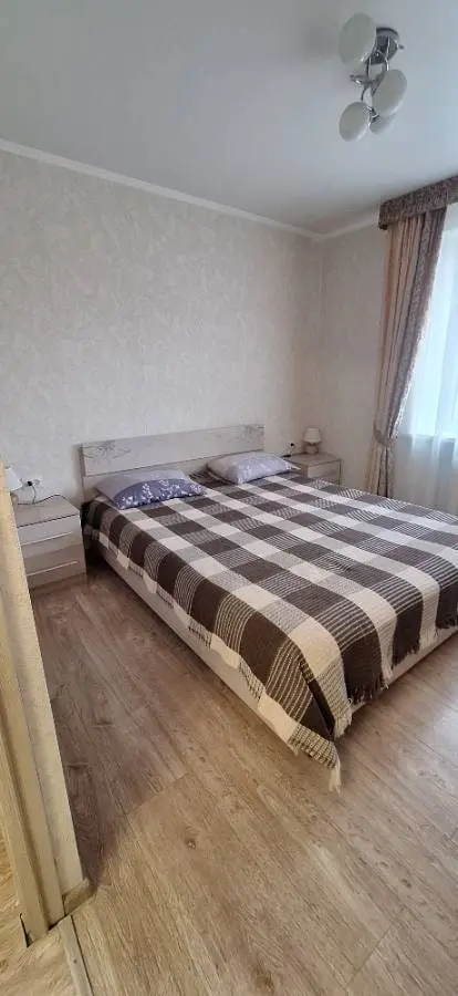 2-комн. у прогулочной зоны, 38 м², ул. Тельмана, 3 — главное фото квартиры посуточно в Кисловодске