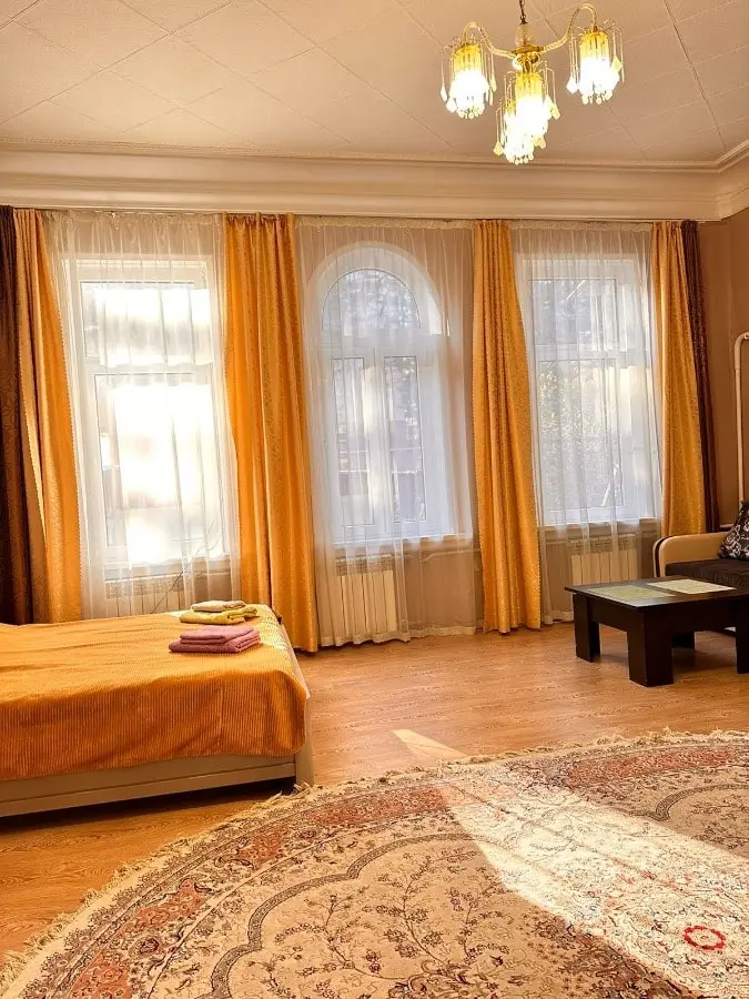 1-комн. в центре Кисловодска, 55 м², ул. Желябова, 19 — главное фото квартиры посуточно в Кисловодске