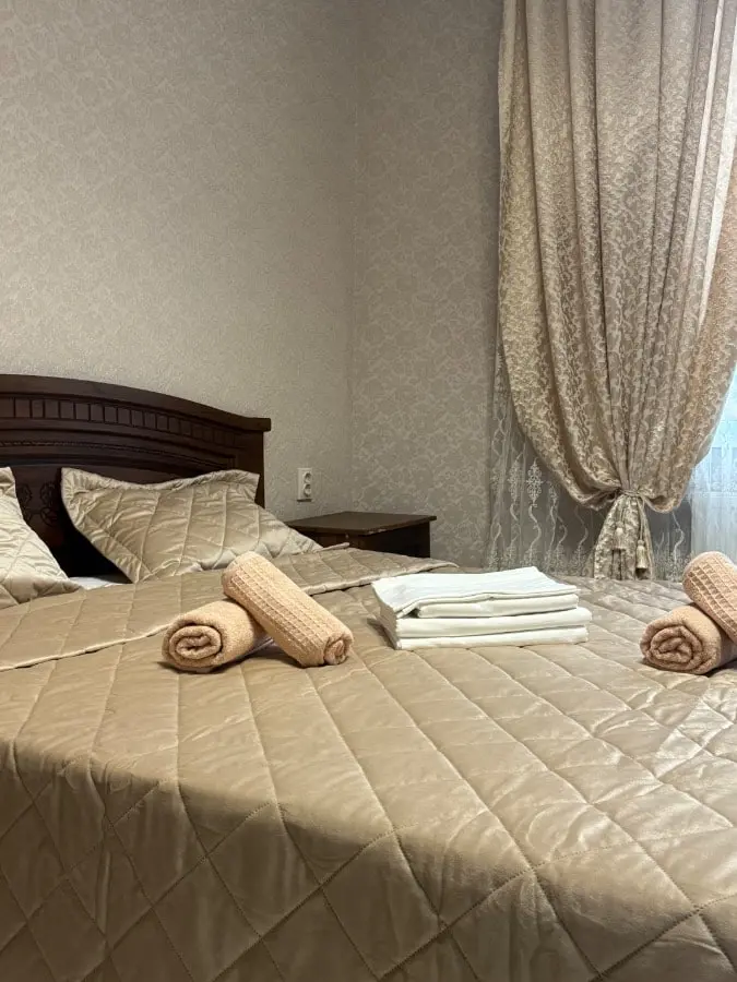 1-комн. возле Нарзанной галереи, 56 м², ул. Шаумяна, 1 — главное фото квартиры посуточно в Кисловодске