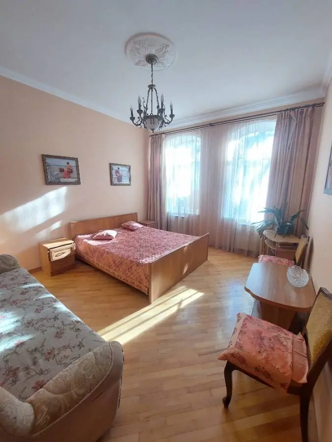 2-комн. в центре Кисловодска, 52 м², ул. Красноармейская, 18 — главное фото квартиры посуточно в Кисловодске