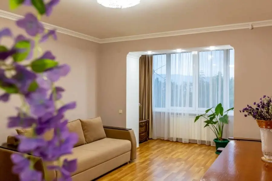 2-комн. на Широкой улице, 55 м², ул. Жуковского, 10 — фото квартиры посуточно в Кисловодске №3