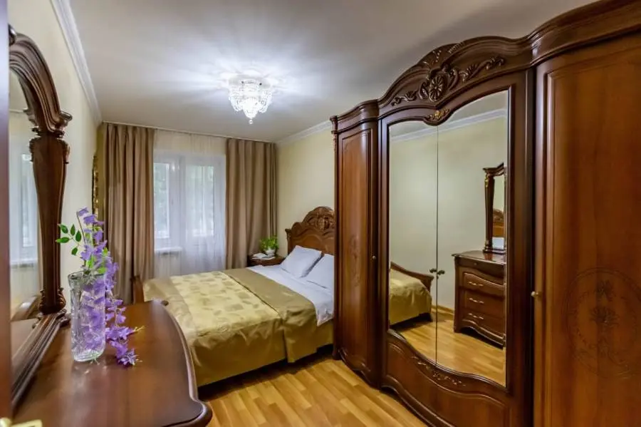 2-комн. на Широкой улице, 55 м², ул. Жуковского, 10 — главное фото квартиры посуточно в Кисловодске