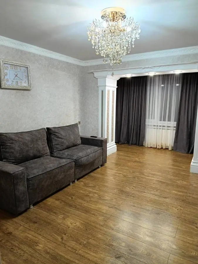 2-комн. в районе Широкой, 60 м², ул. Жуковского, 10 — главное фото квартиры посуточно в Кисловодске