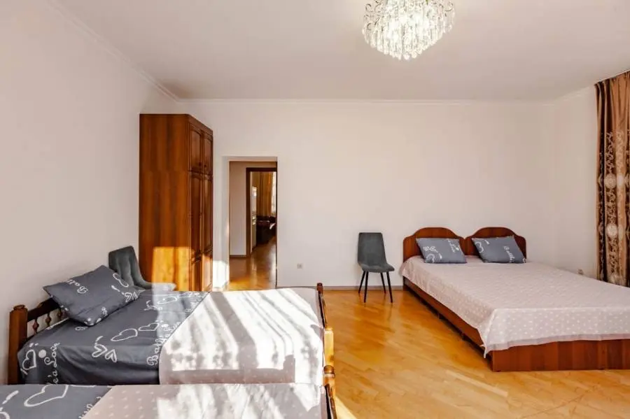 4-комн. в районе санатория Москва, 250 м², ул. Жуковского, 6В — фото квартиры посуточно в Кисловодске №2