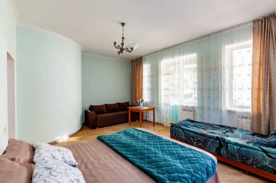 4-комн. в районе санатория Москва, 250 м², ул. Жуковского, 6В — главное фото квартиры посуточно в Кисловодске