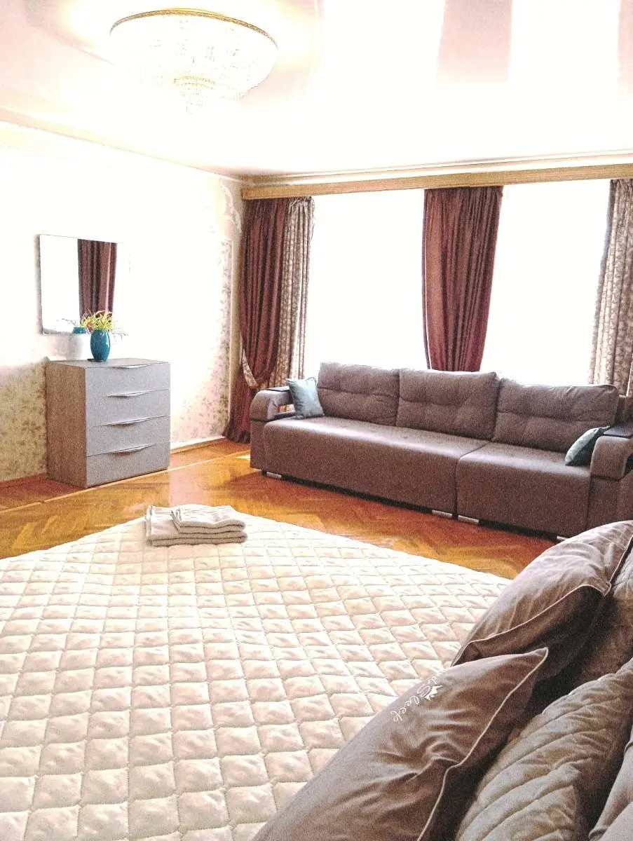 2-комн. возле парка, 60 м², ул.Титова, 10 — главное фото квартиры посуточно в Кисловодске
