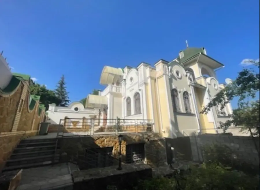 Квартира у Курортного бульвара, 700 м², ул. Чернышевского, 35 — главное фото квартиры посуточно в Кисловодске