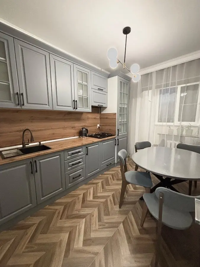 2-комн. на Широкой улице, 56 м², ул. Осипенко, 3 — главное фото квартиры посуточно в Кисловодске