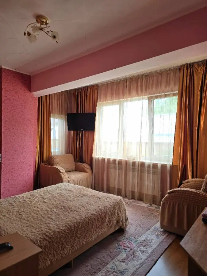 3-комн. у Нижнего парка, 90 м², ул. Гагарина 24 — главное фото квартиры посуточно в Кисловодске