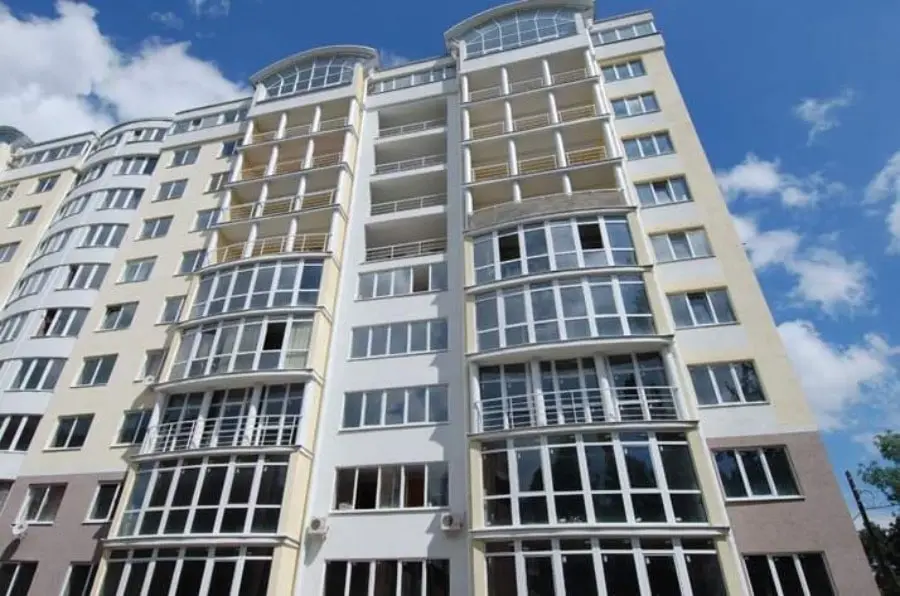 1-комн. в центре Кисловодска, 80 м², ул. Кирова, 33 — главное фото квартиры посуточно в Кисловодске