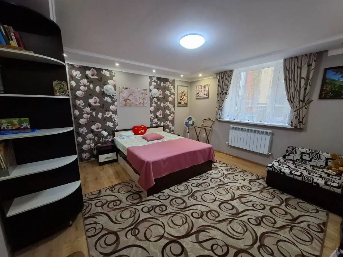 1-комн. возле Нарзанной галереи, 40 м², ул. Розы Люксембург, 7 — главное фото квартиры посуточно в Кисловодске