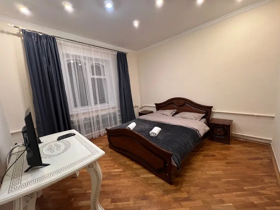 Квартира у Комсомольского парка, 150 м², ул. Тельмана, 18 — главное фото квартиры посуточно в Кисловодске