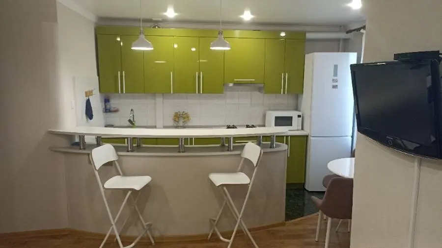 2-комн. на Широкой улице, 50 м², ул. Велинградская, 1 — главное фото квартиры посуточно в Кисловодске