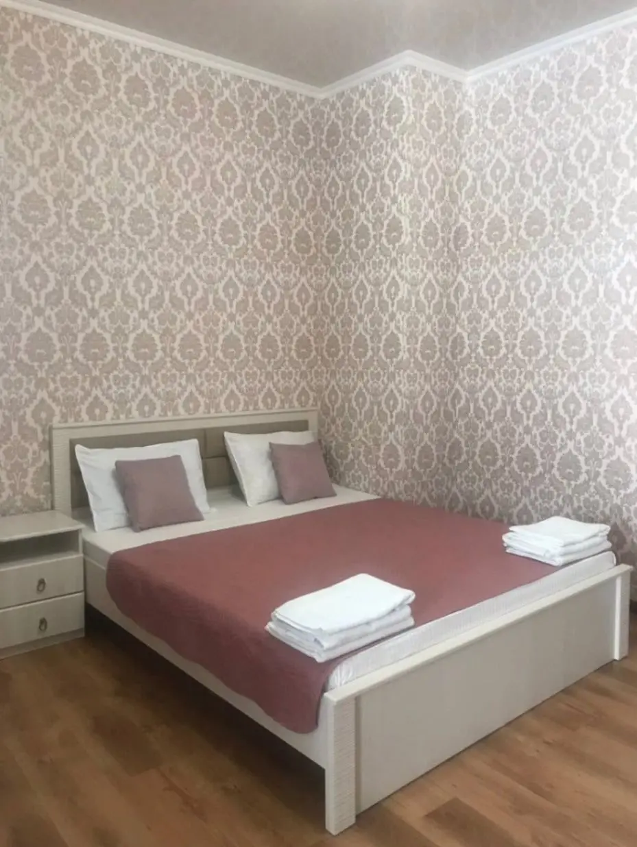 3-комн. у Нарзанной галереи, 75 м², ул. Красноармейская, 6 — главное фото квартиры посуточно в Кисловодске
