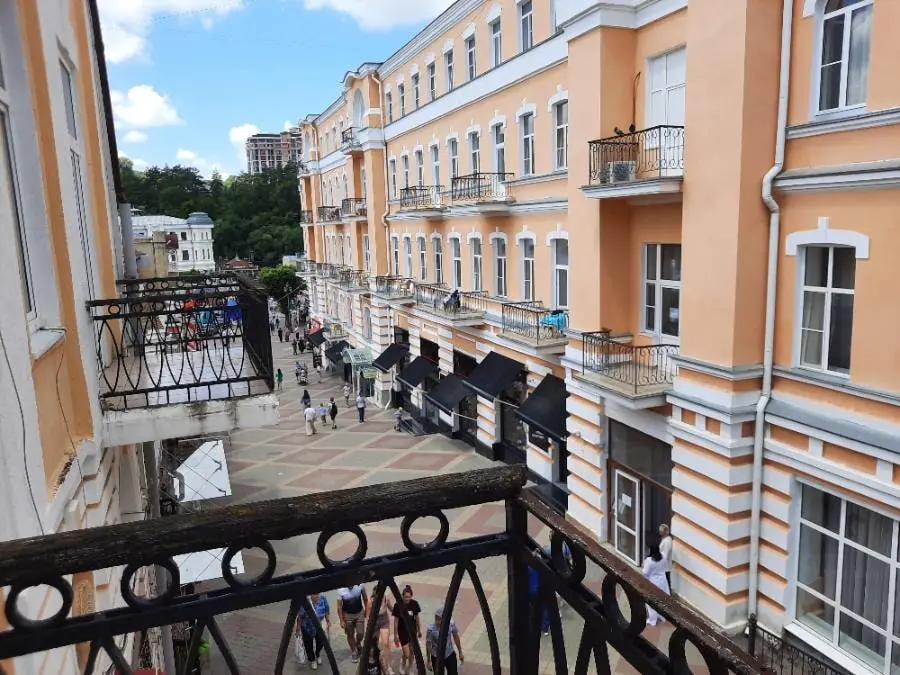 1-комн. рядом с Нарзанной галереей, 26 м², пр. Карла Маркса, 4 — фото квартиры посуточно в Кисловодске №2