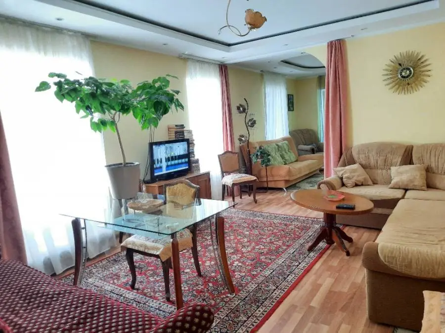 2-комн. в центре Кисловодска, 55 м², ул. Мира, 6 — фото квартиры посуточно в Кисловодске №3