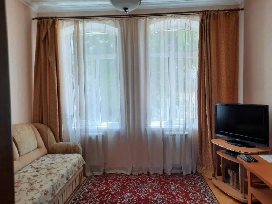 2-комн. у Нарзанной галереи, 50 м², ул Красноармейская, д 18 — фото квартиры посуточно в Кисловодске №2
