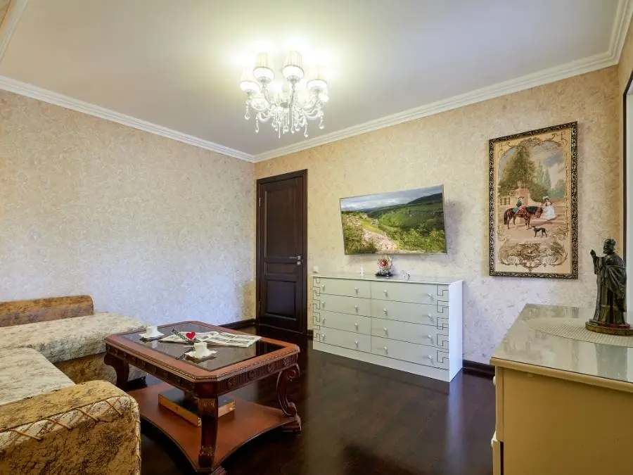 2-комн. возле Никольского собора, 56 м², ул. Подгорная, 18 — фото квартиры посуточно в Кисловодске №3