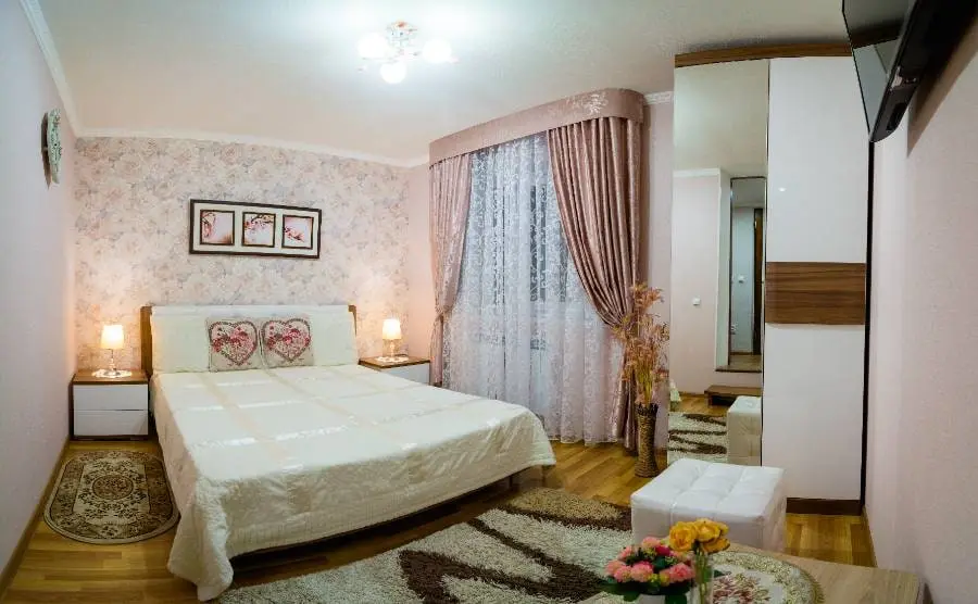 3-комн. рядом с парком, 60 м², ул. Гагарина, д. 28 — главное фото квартиры посуточно в Кисловодске