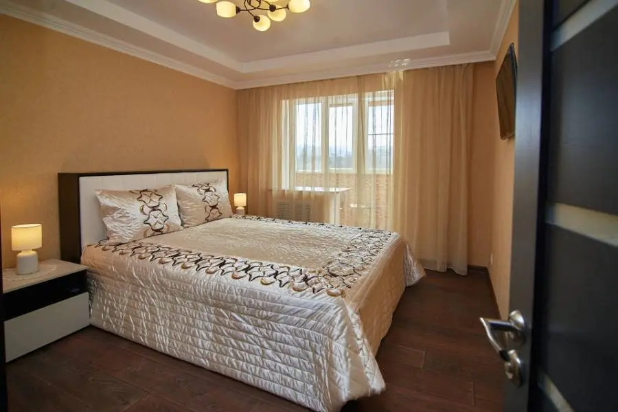 3-комн. на Широкой улице, 80 м², ул. Широкая, д. 36 — главное фото квартиры посуточно в Кисловодске