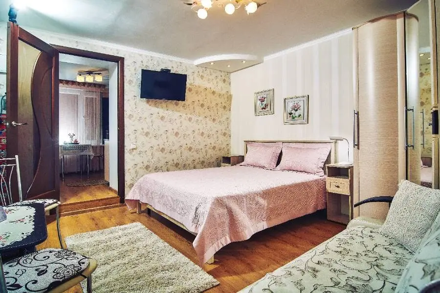1-комн. рядом с Нижним парком, 35 м², ул. Ярошенко, д. 18 — главное фото квартиры посуточно в Кисловодске