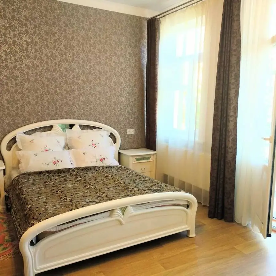 2-комн. рядом с Нарзанной галереей, 60 м², ул. Ермолова, д 4 — главное фото квартиры посуточно в Кисловодске