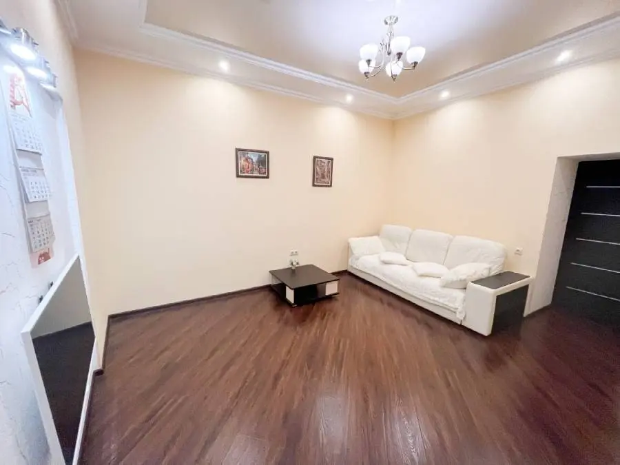 4-комн. у Курортного бульвара, 80 м², ул. Чкалова, д. 34 — главное фото квартиры посуточно в Кисловодске