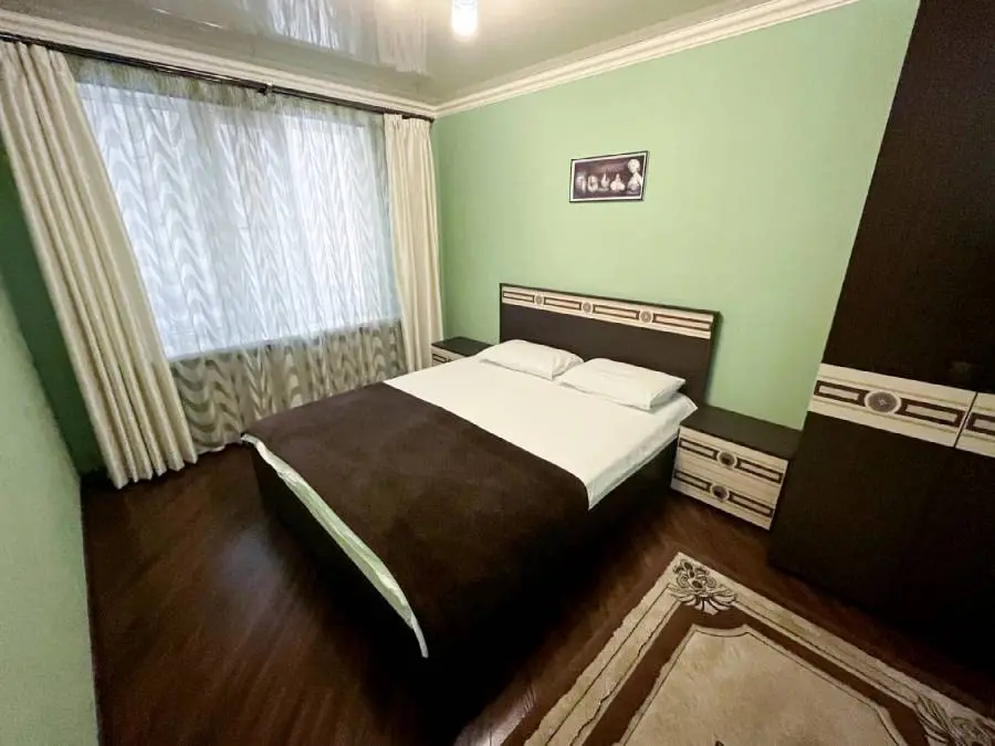 4-комн. у Курортного бульвара, 80 м², ул. Чкалова, д. 34 — фото квартиры посуточно в Кисловодске №3
