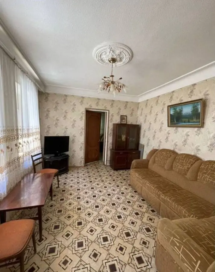 2-комн. рядом с прогулочной зоной, 80 м², ул. Одесская, 8 — главное фото квартиры посуточно в Кисловодске