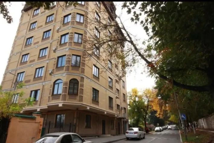 2-комн. в центре Кисловодска, 85 м², ул. Чкалова, 74 — главное фото квартиры посуточно в Кисловодске